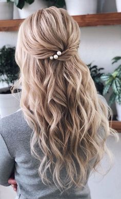 43 Gorgeous Half Up Half Down Hairstyles That Perfect For A Rustic Wedding - Fabmood | Wedding Colors, Wedding Themes, Wedding color palettes Rustic Wedding Hairstyles, Boho Hairstyle, Half Up Half Down Hairstyles, Elegant Wedding Hair, Wedding Hairstyles For Long Hair, Half Up Hair