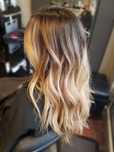 lange-blonde-haare-einer-jungen-frau-mit-blonden-strähnchen-blonde-strähnchen-selber-machen Hairline Highlights Blondes, Blond Long Bob, Sweeping Bangs, Hair Shadow, Shadow Root, Balayage Hair Blonde