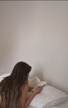 Reading In Bed Aesthetic, In Bed Aesthetic, Aesthetic Long Hair, Reading Book Aesthetic, Hotel Inspired Bedroom, Bedding Hacks, Long Hair Brown, Bed Aesthetic, Best Sheets