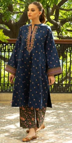 New Party Wear Dress, Pinterest Dress, Jeans Casual Outfit, Fancy Suits, Fancy Suit, Simple Kurta Designs, Trendy Shirt Designs, Pakistani Fashion Casual