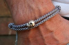 Bracelet with a skull. A real eye-catcher that goes perfectly with every outfit. Intended for both men and women. The bracelet can be adjusted or enlarged using two sailing knots. **Wrist circumference: S = 14cm - 16cm M = 16cm - 18cm L = 19cm - 21cm Please specify the desired size S, M or L when purchasing. ** Material: Parachute cord (100% nylon), brass, other metals This piece of jewelry will be sent in an organza gift bag. Other colors and models available in the shop. Just stop by the shop. Handmade Casual Skull Bracelet, Adjustable Black Hand-strung Braided Bracelet, Sailing Knots, Skull Bracelet Men, Mens Skull Bead Bracelet, Adjustable Black Nautical Bracelet, Parachute Cord, Surfer Bracelets, Skull Bracelet