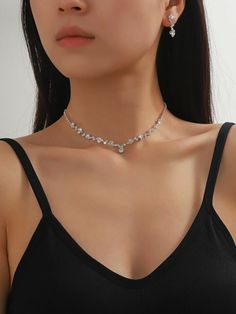 Bridal Jewelry Ideas Diamond, Silver Formal Accessories, Bridesmaid Silver Jewelry, Silver Jewelry For Wedding, Jewelry With Square Neckline, Prom Silver Accessories, Prom Earing Ideas, Jewelry For Graduation, Cute Prom Jewelry