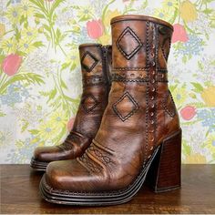 insanely rare and unique boots! made in spain! Brown Western Boots, Look Boho Chic, Cooler Style, Mode Hippie, Estilo Hippie, Funky Shoes, Shoe Inspo, Aesthetic Shoes, Swag Shoes