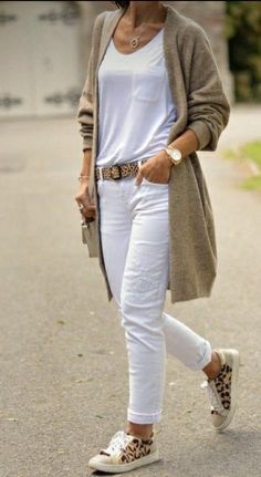 Hiking Outfit Fall, Stylish Outfits For Women Over 50, Hiking Outfit Women, Hiking Fashion, Black Hairstyles, Casual Chic Outfit, Hair Black