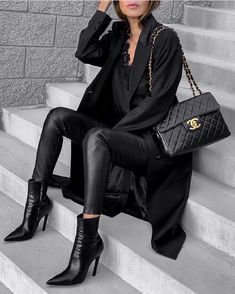 #moda #stilonerileri #alisveris #alışveriş #tasarim #inspration #fashionblogger #styleblogger #instafashion #fashionbag... Style Année 80, Leather Pants Outfit, Black Leather Pants, Foto Poses, Fashion Weeks, All Black Outfit, Street Style Inspiration, Faux Leather Pants, Trendy Clothes For Women