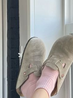 Pink Birkenstocks Outfits, Women Birkenstock, Birkenstock Boston Outfit, Clogs Birkenstock, Go Viral On Tiktok, Linen Outfit, Birkenstock Outfit, Viral On Tiktok, Quoi Porter