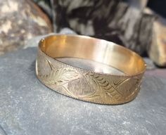 ♥ Welcome to RAVEN FALLS ♥ Celtic, Curios, Cats, Trees & Crows  ✯ VINTAGE GOLD BANGLE ✯ ✯  9ct RG 50 Microns ✯ This is a beautiful 9ct rolled gold bangle.  It has a gorgeous etched design of fern leaves across the front.  In Victorian times, ferns represented humility and sincerity. It is marked on the inside with the makers initials BLtd and 50 microns 9ct Rolled Gold.   It is a very good weight at 30.2g and is approximately 17mm wide.  Please check photos for more details, thanks.    SPECIFICS Victorian Times, Fern Leaves, Fern Leaf, Use Of Plastic, Organza Ribbon, Black Gift Boxes, Gold Bangle, Gold Bangles, Gold Style