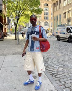 Nyc Poses, 90s Fashion Men, Outfit Streetwear, Men Street Fashion, Summer Streetwear, Street Fashion Men Streetwear, Winter Outfit Inspiration, Streetwear Men Outfits, Men Fashion Casual Outfits