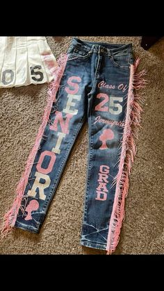 Spirit Pants Homecoming, Senior Overalls Ideas, Senior Pants Ideas, Senior Overalls Ideas High Schools, Hoco Pants, Throwback Thursday Outfits, Senior Painted Jeans, Senior Pants, Spirit Jeans