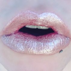 Blue Lip Gloss, Purple Lip Gloss, Pale Pink Lips, Shiny Lip Gloss, Lipstick Liquid, Frosted Lipstick, Shine Lip Gloss, Lip Gloss Balm, High Shine Lip Gloss