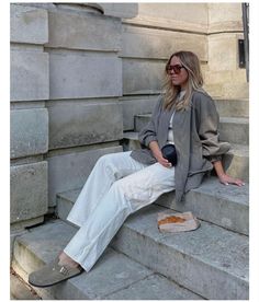 Birkenstock Blazer Outfit, Gray Clogs Outfit, Pink Boston Clogs Outfit, Birkenstock Boston Antique White, Women’s Birkenstock Outfits, Birkenstock Slippers Outfit, How To Style Birkenstock Boston, Berkinstocks Outfit Clogs, Birkenstock Mules Outfit