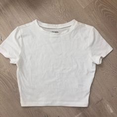 Brand New Without Tags. Soft Crop T-Shirt In White. Size Small But Fits Like Xs. White T Shirt Cropped, White Top Short Sleeve, White Stretch Crop Top T-shirt, White Stretch Cropped T-shirt Casual, White Basic Cotton Crop Top, White Crop Top T-shirt For Everyday, Trendy Plain White T-shirt, White Basic Cropped T-shirt, White Basic Crop Top T-shirt