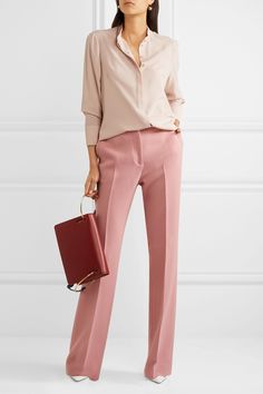 Kibbe Dramatic Classic, Pink Pants Outfit, Pink Trousers, Wool Crepe, Amal Clooney, Corporate Outfits, Cooler Look, Pink Pants, Looks Chic