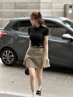 Dapatkan ide outfit yang sedang trend saat ini. Lihat bagaimana gaya trend dengan produk yang sedang diskon. Korean Fashion Casual Classy, Asian Fashion Summer, Mini Outfit, Elevated Casual, Korean Casual Outfits, Casual Day Outfits, Korea Fashion, 가을 패션, Korean Outfits