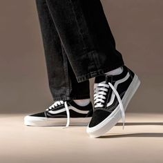 These iconic unisex sneakers feature a timeless design and durable construction, perfect for skateboarding or everyday wear. Elevate your street style with the ultimate in comfort and flair! Vans Old Skool Outfit Men, Shoes Aesthetic Men, Fits With Vans, Vans Old Skool Outfit, Estilo Vans, Vans Shoes Fashion, Canvas Shoes Men, Vans Aesthetic, Mens Vans Shoes