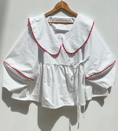 Collar Blouse Outfit, White Collared Blouse, Sewing Blouses, Tailored Clothes, Trendy Shirt Designs, Breastfeeding Clothes, Comfy Dress, Trendy Fashion Tops, Applique Fabric