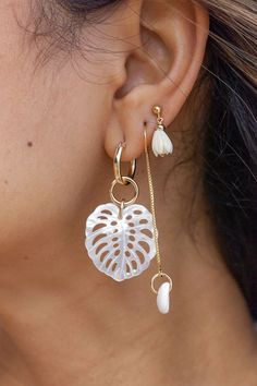 These statement Gold Monstera Hoop earrings reflect Hawaii's natural abundance and beauty. Featuring carved mother of pearl monstera charms dangling from gold filled hoops, these stunning gold hoops are sure to win endless adoration. ✦ DETAILS ✦ ✧ Name: Makana - (mah KAH nah) - gift. ✧ 14kt Gold Filled Hoops ✧ 46mm Drop Length ✧ 15mm hoop outer diameter, 11mm inner diameter, & 2.2mm hoop thickness. ✧ Carved Mother of Pearl Monstera charms. ✧ All Ke Aloha Jewelry pieces come packaged thoughtfully Nature-inspired White Drop Earrings, White Nature-inspired Drop Earrings, Unique White Hoop Earrings For Pierced Ears, White Teardrop Nature-inspired Jewelry, Handmade White Leaf-shaped Jewelry, Diy Earrings Easy, Hawaii Jewelry, Gemstone Hoop Earrings, Gold Leaf Earrings