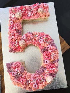 the letter e is made out of pink flowers