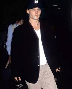 Johnny Depp Outfits 90s, Outfit 90s Style, 90s Johnny Depp, Vintage Men Style, جوني ديب, Young Johnny Depp, Johnny Depp Movies, 90s Fashion Men, Old Hollywood Style