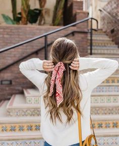 Bandanas y pa�uelos para el cabello  #bandana #pa�uelos #hairstyle #summer How To Tie Bandana, Portrait Sketch, Western Look, Bandana Scarf, Professional Photography, Hairstyles For School, Short Bob, Scarf Hairstyles, Hair Accessories For Women