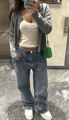 Blue Baggy Jeans, Shoes Fall, Uni Outfits, Outfit Inspo Casual, Outfit Dress, Stockholm Fashion, Fashion Mistakes, Jeans White, Outfit Inspo Fall