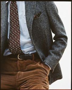 Le velours côtelé est assurément une des matières que l'on retrouve le plus dans le style Ivy League, que ce soit sur des pantalons et des blazers #ivyleague #menstyle #mensfashion #style Rugged Business Casual Men, Scarf Tied Around Neck Men, Men Over 50 Outfits, Cord Pants Outfit Men, Classic Mens Fashion, Blazer Outfits Men