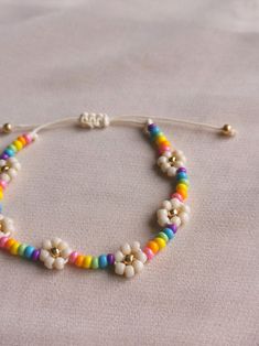 Ugly Jewelry, Small Beaded Bracelets, Seed Bead Jewelery, Bead Pins, Daisy Flower Bracelet, Girly Bracelets, Dainty Accessories, Beaded Daisy, Gem Crafts