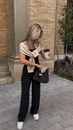 Europe Street Style Fall, Australian Fall Fashion, Dunk Fall Outfits, Casual And Classy Outfits, Chic Autumn Outfits Classy, Fall Europe Outfits Midsize, Old Monday Outfit, Fall Fashion New York, Alo Yoga Hat Outfit