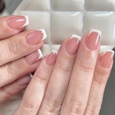 24Pcs White French Fake Nail Short Round False Nails Simple Wearable Press on Nails Nude Color Short French Round, Mini French Tip Nails, Native Nails, Nail Art French, Tape Stickers, Nagel Tips, French Nail Art, Manicure Diy, Nail Type