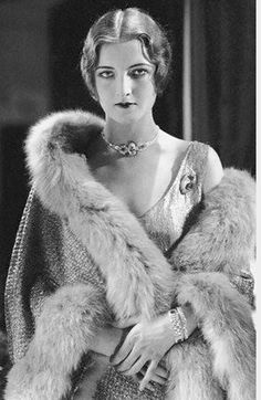 1920's fashion 1920 Style, 1920s Photos, 1920 Fashion, Art Outfits, Fur Wrap, 20s Fashion, Pants Women Fashion, 1920s Flapper, Flapper Style