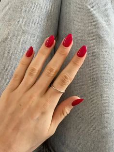 red nails inspo Red Nails Oval Shape, Red Nails Round, Red Round Nails, Red Nails Inspo, Rounded Nails, Hair Skin And Nails, Round Nails, Nails Inspo, Red Nails