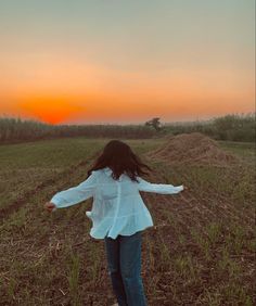 Farm Poses Picture Ideas, Village Photoshoot Ideas, Farm Photo Shoot Ideas, Farm Pictures Aesthetic, Farm Photoshoot Ideas Women, Outdoor Selfie Ideas, Haybale Photoshoot, Field Photoshoot Aesthetic, Farm Poses