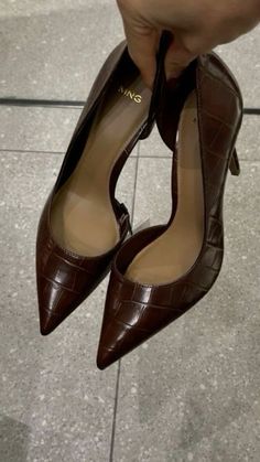 Brown Heels Aesthetic, Elegant Shoes Classy, Classy And Elegant Outfits, Elegant Heels Classy, High Heels Aesthetic, Heel Ideas, Classy Footwear, Elegant Shoes Heels, Pumps Outfit