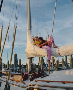 girl and dog on sailboat summer beach Boat Living, Nautical Aesthetic, Sailboat Living, Sail Life, Summer Aesthetics, Living On A Boat, Dream Lifestyle, Summer Feeling, Summer Dream