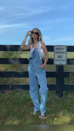 Overall Street Style, Salopette Outfit, Looks Com All Star, Overall Jeans, Overalls Fashion, Aesthetic Photoshoot, Bib Overalls, Outfits 2023, Canvas Shoes Women