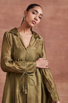 Buy Green Handwoven Chanderi Silk Embroidered Floral Collar Tara Tunic And Pant Set For Women by Sue Mue Online at Aza Fashions. Velvet Pakistani Dress, Tandoori Masala, Pakistani Fancy Dresses, Tunic Pattern, Indian Attire