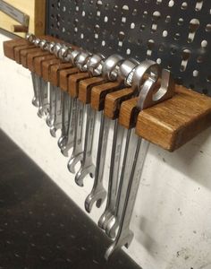 a bunch of knives are hanging on a rack