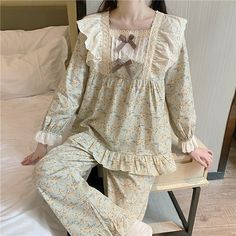 Light Academia Sleepwear, Cottage Core Pyjamas, Vintage Pajamas Aesthetic, Cottage Core Pajamas, 60s Pjs, Vintage Pjs, Cute Night Outfits, Korean Pajamas, Pajamas Aesthetic