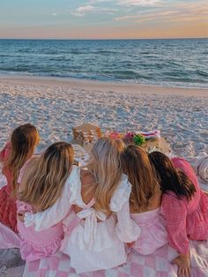 Girls Beach Trip, Beach Bachelorette, 사진 촬영 포즈, Bachelorette Trip, Beach Birthday, Bachelorette Party Themes, Friend Photoshoot, Summer Dream, Beach Picnic