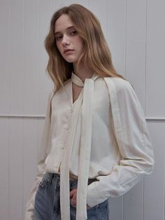 This is a blouse that is comfortable to wear with balloon sleeves with moderate volume, a silhouette that flows smoothly along the body line, and a relaxed fit. It has a V-neck line design and can be created in a variety of ways using ties, such as ribbons and scarves.- Create a three-dimensional silhouette with incision lines- Opens and closes with buttons that do not spoil the design- Can be layered with various tops*Product color may differ from the actual color depending on the device used, and the color of the product cut is most similar to the actual color rather than the portrait cut. Chic Blouse With Relaxed Fit And Lantern Sleeves, Long Sleeve Blouse With Tie Sleeves, Versatile Puff Sleeve Blouse, Versatile Blouse With Puff Gathered Sleeves, Chic Puff Sleeve Blouse With Relaxed Fit, Tie Neck Top With Blouson Sleeves, Elegant Tops With Lantern Sleeves And Relaxed Fit, Elegant Tops With Relaxed Fit And Lantern Sleeves, Elegant Lantern Sleeve Top With Relaxed Fit