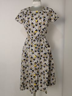 Beautiful fifties dress, sartorial in summer cotton floral pattern. The flower are in blue and yellow, so fun. In good vintage condition Measure Shoulder cm 38 Bust cm flat 44 Waist cm flat 35 Total lenght cm 102 1950s Style Summer Dresses With Retro Print, White Cotton 1950s Style Dress, White Vintage Dress With Retro Print, 1950s Vintage Dress With Summer Pattern, White 1950s Style Summer Dresses, 1950s Style White Summer Dress, White Vintage Floral Dress For Spring, Vintage White Floral Dress For Spring, 1950s White Cotton Dress