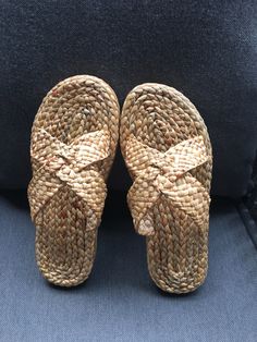 100% handmade from Water Hyacinth Ideas : 💐💐 Handmade by professional weaver from Playao north of Thailand  Size Guide S  :  EU 35-36  (Length 23 cm) M :  EU 37-38   (Length 24 cm) L  :  EU 39-40  (Length 25 cm) XL : EU 41-42   (Length 27 cm) Unisex Children : size S or EU 35-36  Durable & Light weight Cleaning ❤️❤️❤️❤️ Uses Damp Cloth to clean both inside & outside. Let it dry and adjust the shape. Straw Sandals, Simple Sandals, Handmade Sandals, Shoes Photo, Event Gifts, Water Hyacinth, Chic Shoes, Unique Shoes, Kids Sandals