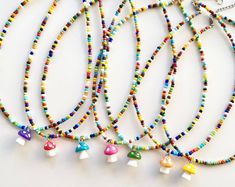 Daisy Flower Seed Bead Necklace Shinny Colorful Dainty Jewelry - Etsy Japão Multicolor Flower-shaped Jewelry With Letter Beads, Whimsical Multicolor Beach Necklace, Cute Multicolor Beaded Necklace With Tiny Beads, Cute Multicolor Tiny Beads Necklace, Cute Multicolor Tiny Beaded Necklace, Cute Multicolor Beaded Necklaces For Gifts, Cute Multicolor Beaded Necklace For Gift, Cute Multicolor Beaded Necklace As Gift, Playful Multicolor Beaded Necklaces For Gifts