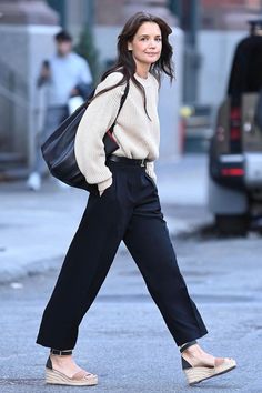 Katie Holmes New York City March 21, 2024 – Star Style Espadrilles Outfit, Katie Holmes Style, Anja Rubik, Katie Holmes, Anne Hathaway, Bobby Brown, Kate Moss, Espadrilles Wedges, Outfits Casuales