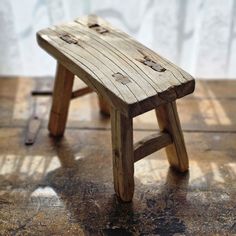 The Baby Elm Wood Stool is crafted from mid-1800's elm wood, a wood that is strong and long lasting and made without using nails or screws. These primitive pieces were created for pure function. Each features a perfectly imperfect rough-cut look with cracks and crevices that give this stool old-world charm and timeworn texture. Place accents such as vases, jars, candles or use to display small plants. Wooden Stools Diy, Old Benches, Diy Stool, Blackberry Pie, Rustic Stools, American Farmhouse Style, Outdoor Furniture Diy Easy, Small Stool, Primitive Furniture