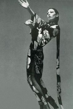 Anjelica by Richard Avdeon, 1970. Emilio Pucci 60s, Vogue 1970, Moda Hippie, Fashion 70s, Lauren Hutton