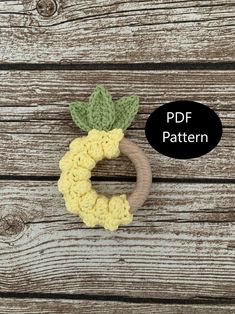 a crocheted pineapple wreath on top of a wooden background with the text free pattern