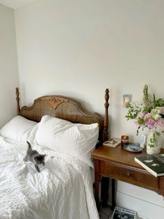 English Bedroom Aesthetic, Grandmacore Bedroom, Peaceful Room, Dream Room Inspiration, Room Inspiration Bedroom