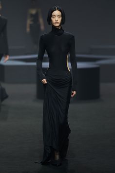 Haizhen Wang - Shanghai Spring 2024 https://www.vogue.com/fashion-shows/shanghai-spring-2024/haizhen-wang/slideshow/collection#19 Black Dress Runway, Shanghai Fashion Week, Shanghai Fashion, 90s Runway Fashion, Bella Hadid Outfits, Elegant Dresses Classy, Fashion Design Sketches, 2024 Fashion, Dark Fashion