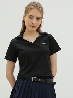 This is HYBERNAT’s slim-fit collar polo shirt is made from soft and stretchy fabric, which helps to accentuate your figure when worn. It's lightweight yet dense, allowing you to feel both the silhouette and softness. With its basic design, it can be easily styled with any look. The V-neck design adds a feminine touch. - An excellent item for daily wear- Can be paired with various styles of bottoms to create different looks- The brand logo on the front serves as a focal point for the outfit Black Polo Shirt Outfit, Sporty Black Top With Collar, Classic Polo Collar Tops With Stretch, Basic Fitted Collared T-shirt, Basic Fitted Polo Tops, Polo Collar T-shirt For Work, Basic Fitted Polo Collar Top, Fitted Polo Collar T-shirt For Workwear, Casual Black T-shirt With Collared Neckline